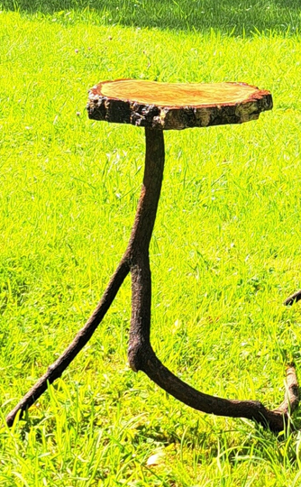 Anmutige Eleganz: Der Exquisite Kleine Dekotisch für Stilvolle Akzente