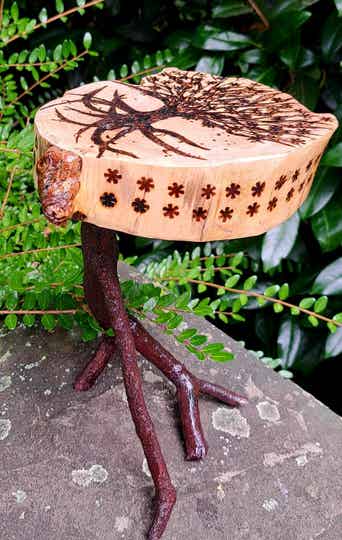 Verzaubertes Meisterwerk der Brandmalerei: Unser Geheimnisvolles Deko Tischlein