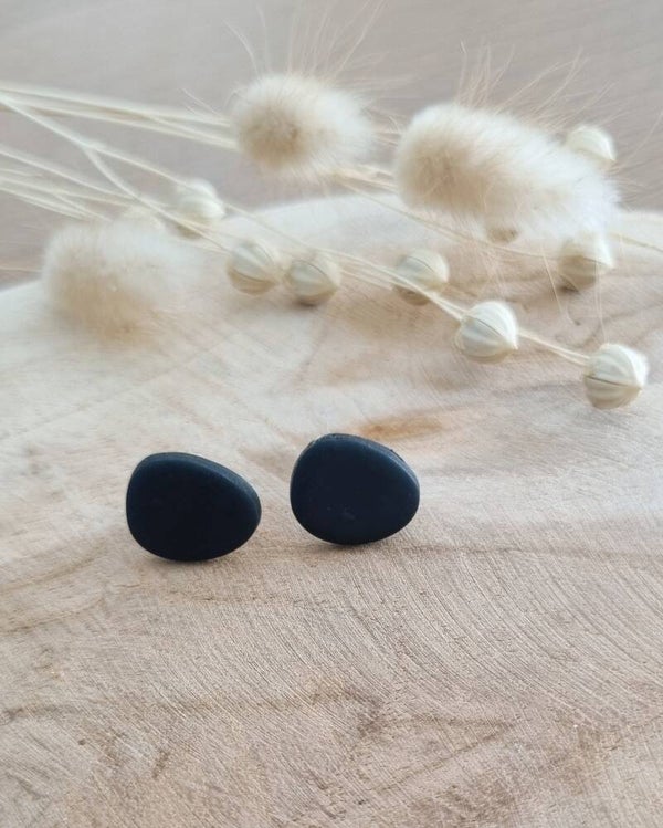 ALL TIME FAVE • Back to black • Stud pebble