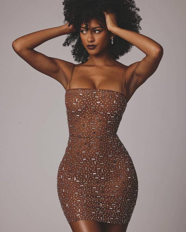 Mini robe moulante transparente ornée de pierres