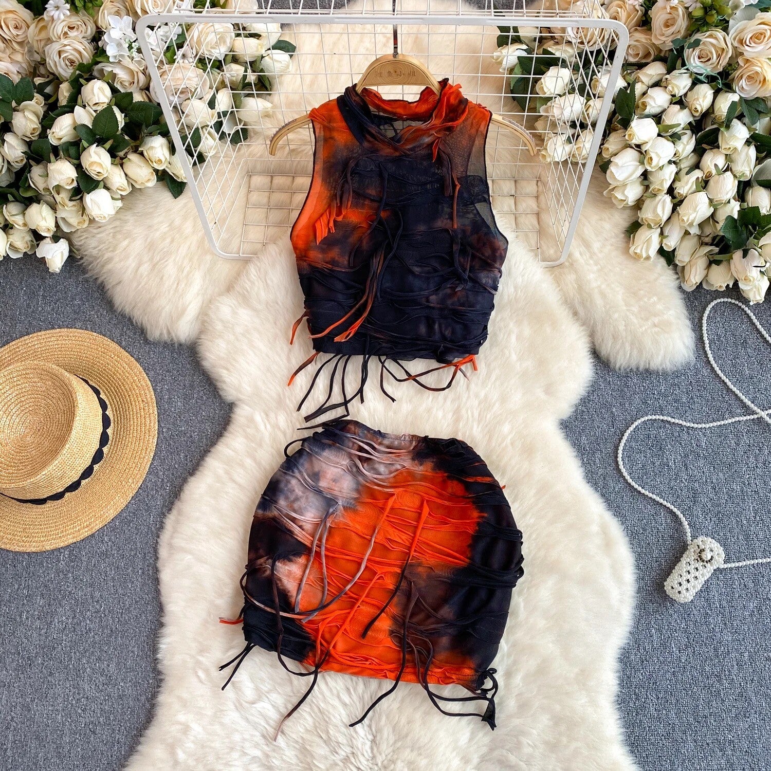 Tenues deux pièces avec débardeur sans manches et mini jupe moulante