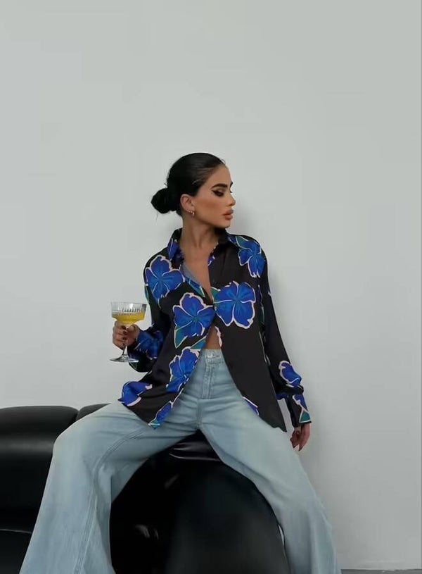 Chemise noir avec des détails en fleurs bleues