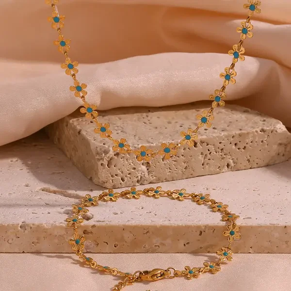 Collier fleur avec des détails bleu