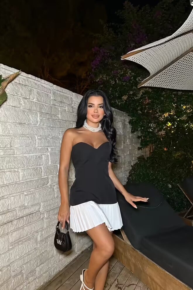 Mini robe sans bretelles à encolure en cœur