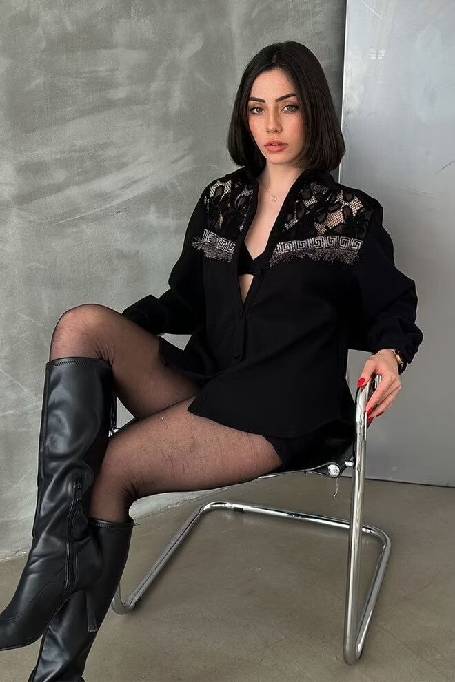 Chemise noir avec détails en dentelle et broderies