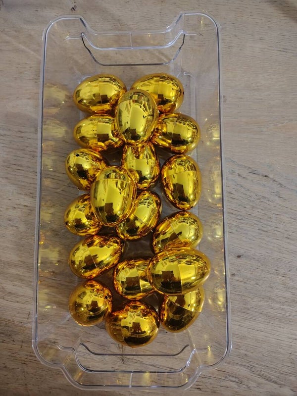 Gouden eieren met items erin