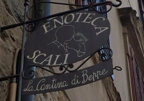 Enoteca con ampia scelta di vini italiani. Naturalmente anche i vini del Volterrano.