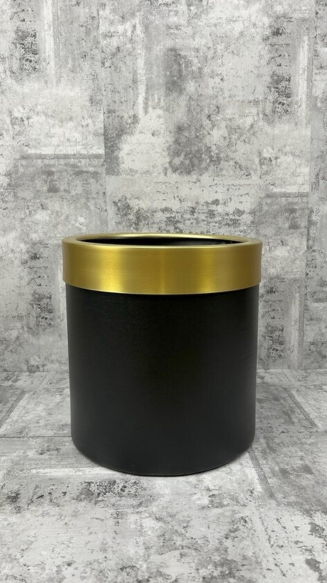 Zwarte metalen pot - afneembaar gouden of zilveren ring - hoogte 30 cm - Ø 30 cm - Dromist