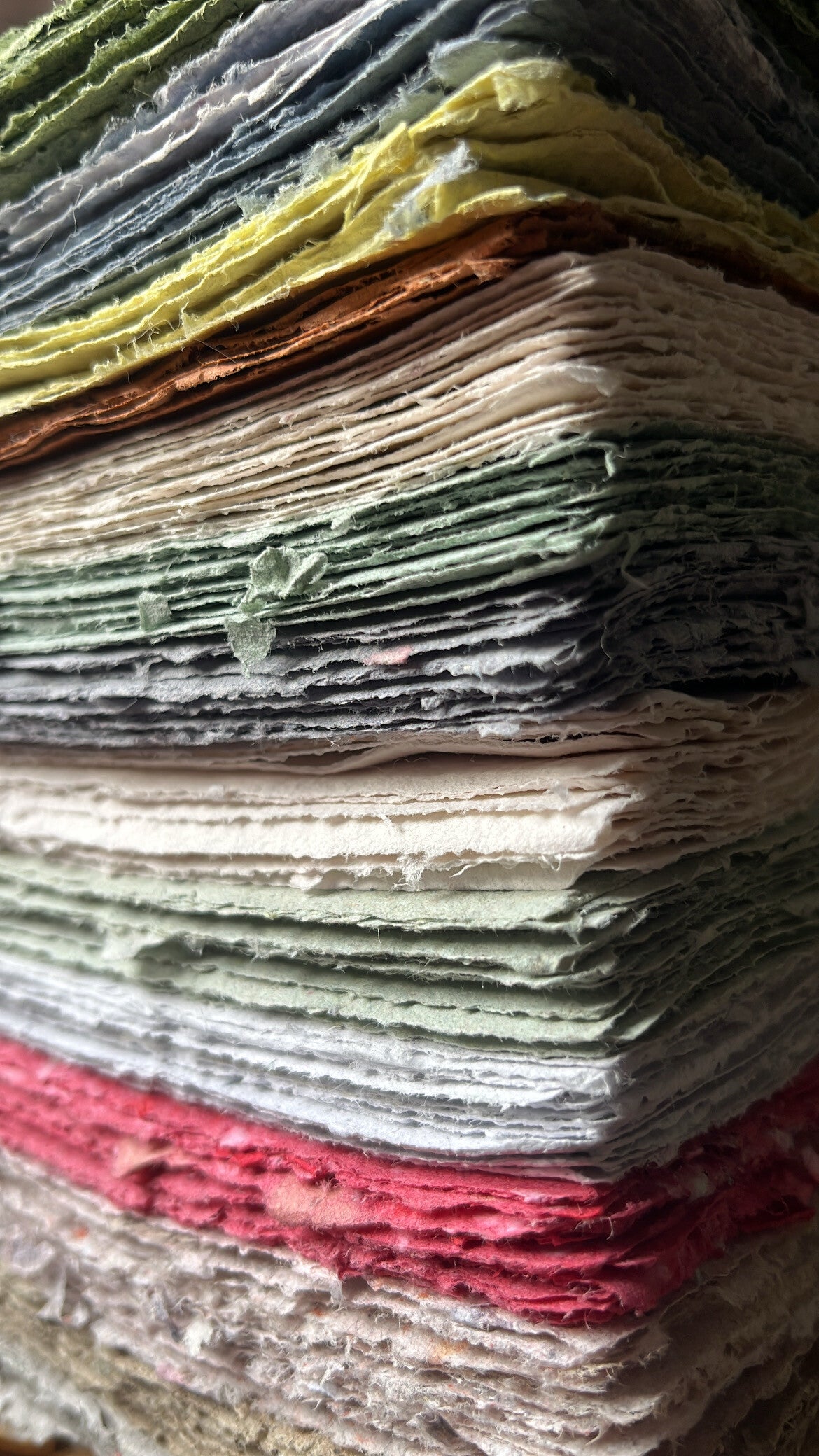 Een stapel van Handgeschept A4 papier vellen die gemaakt zijn van gerecycled papier, maar ook gerecyclede vodden ( katoen & linnen vezels )