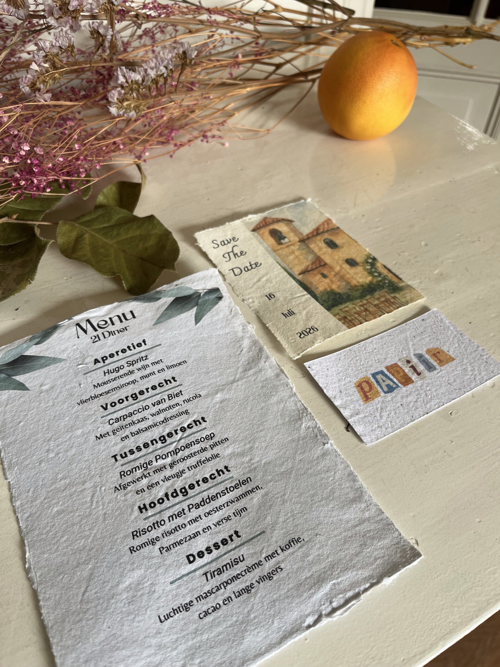 Digitale bedrukking op verschillende handgeschepte vellen papier