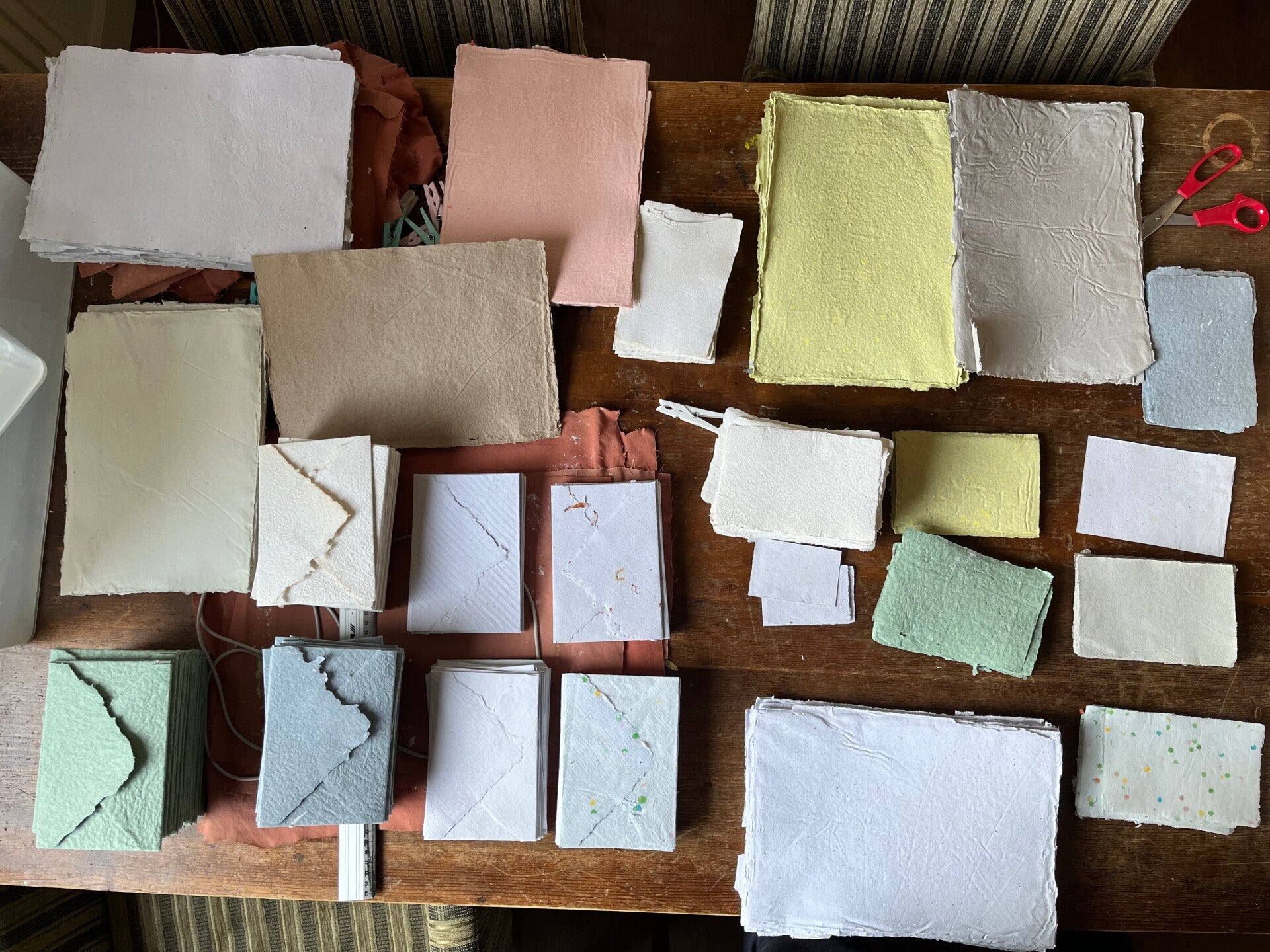 handgeschept papier in verschillende kleuren en formaten