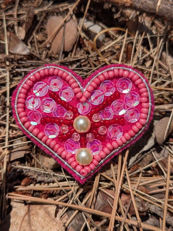 💗 Broche brodée cœur rose en perles 💗