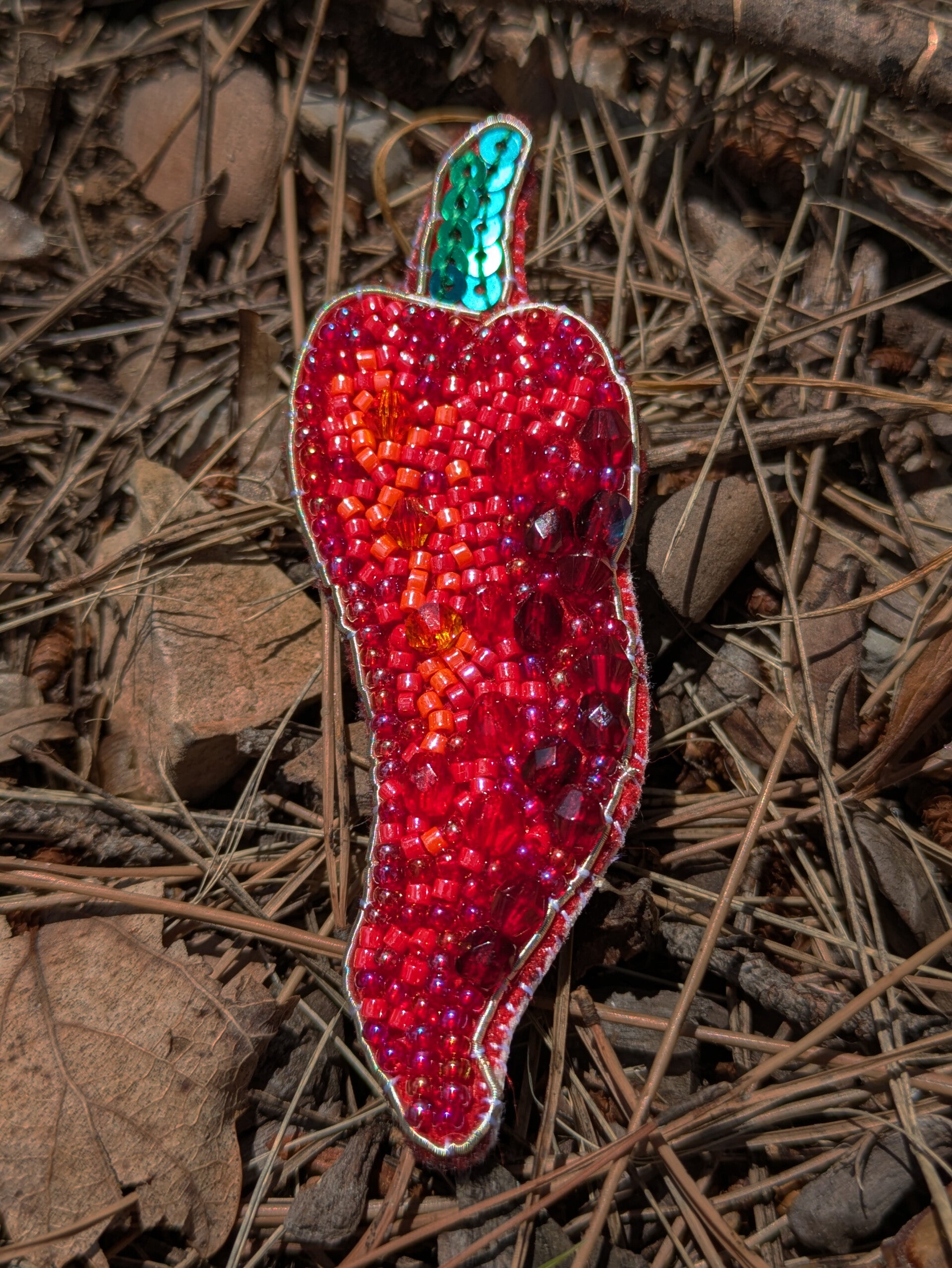 🔥Broche brodée de perles piment🔥