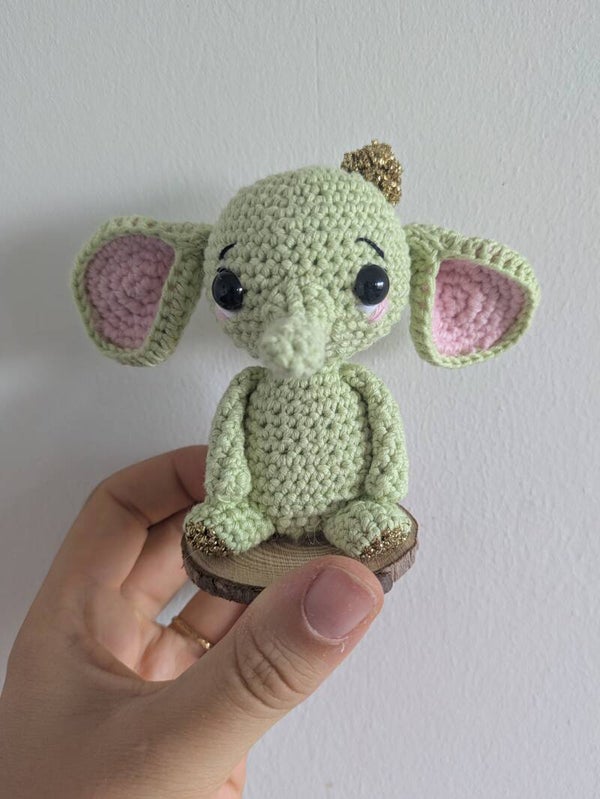 élephant sur rondin de bois