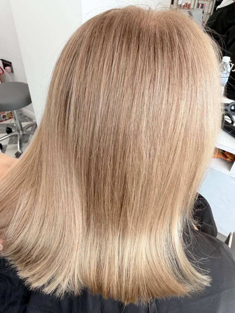 Blond i precyzyjne cięcie