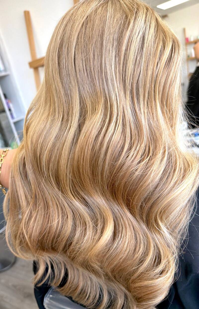 Blond i miękkie fale