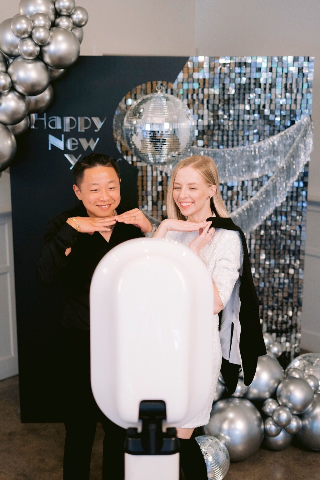 Digitale photo booth tijdens een zakelijke feestsetting met gasten en zilveren decoratie