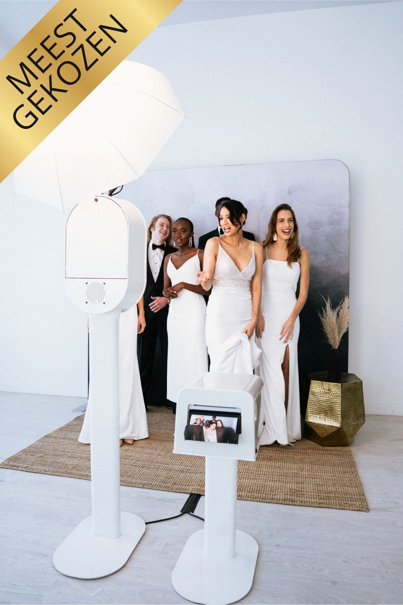 Gasten bij een Photoboef photo booth met printer tijdens een bruiloft