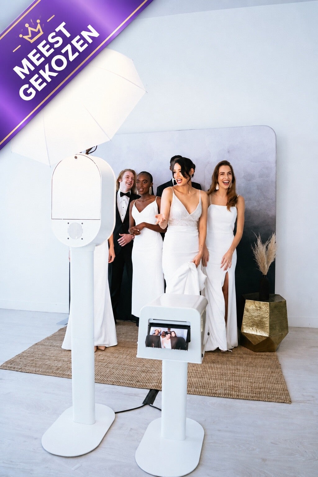 Gasten bij een Photoboef photo booth met printer tijdens een bruiloft
