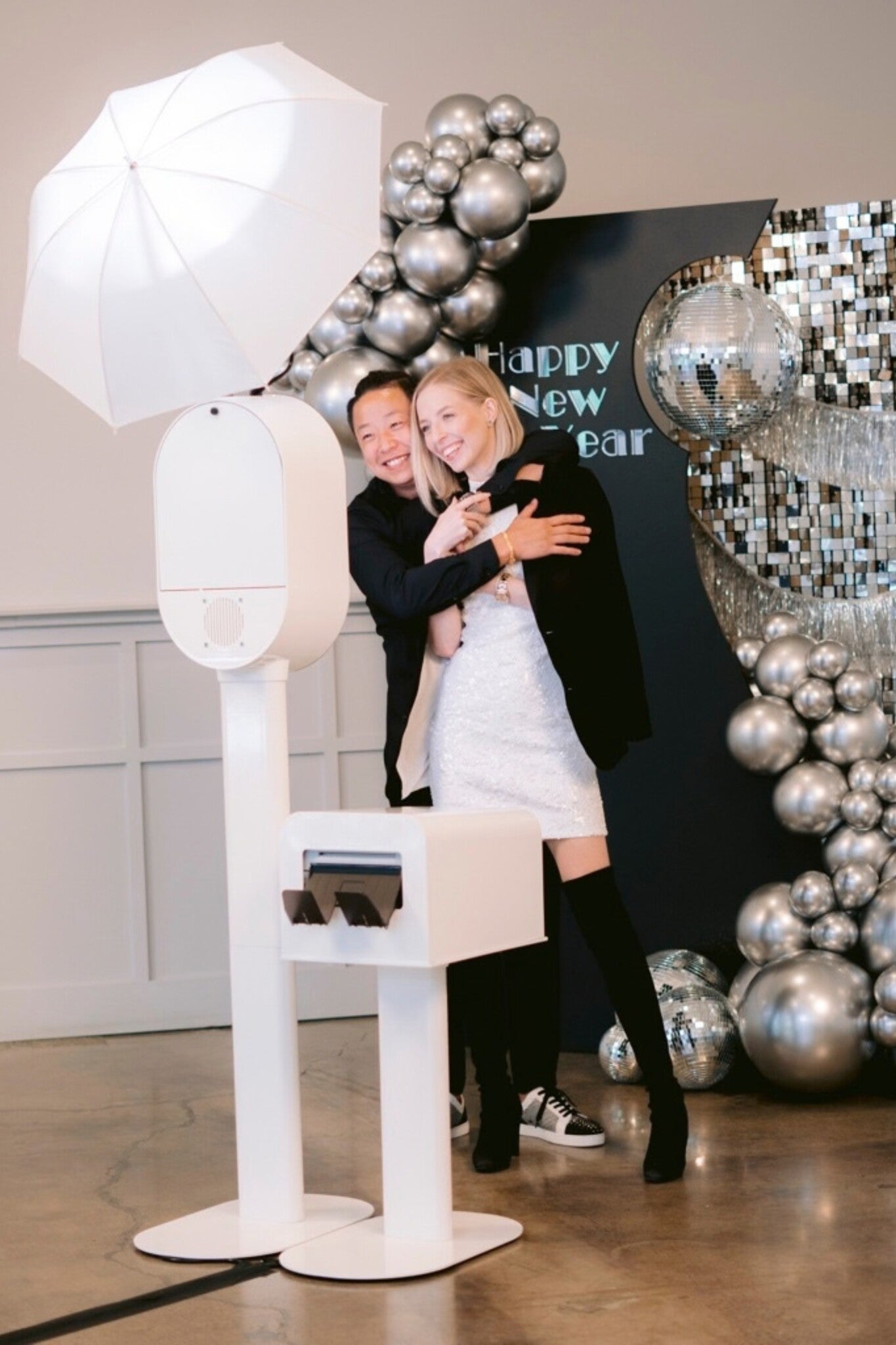 Photo booth met printer tijdens een zakelijke feestsetting met zilveren decoratie
