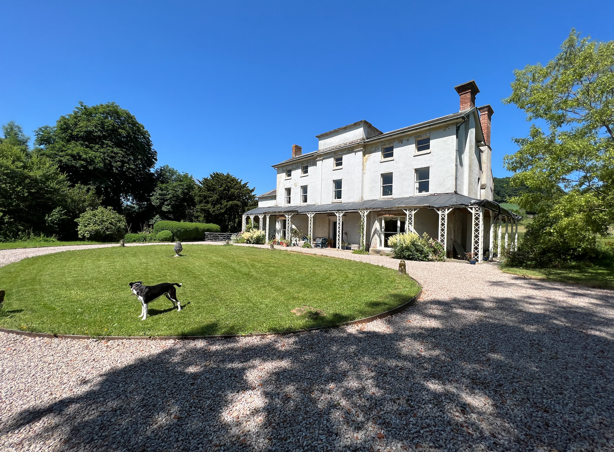 RhiewportHall.com