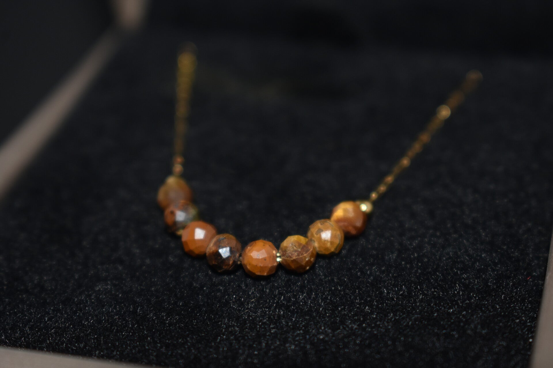 Collier en Œil de Tigre – Plaqué Or – Perles Facettées