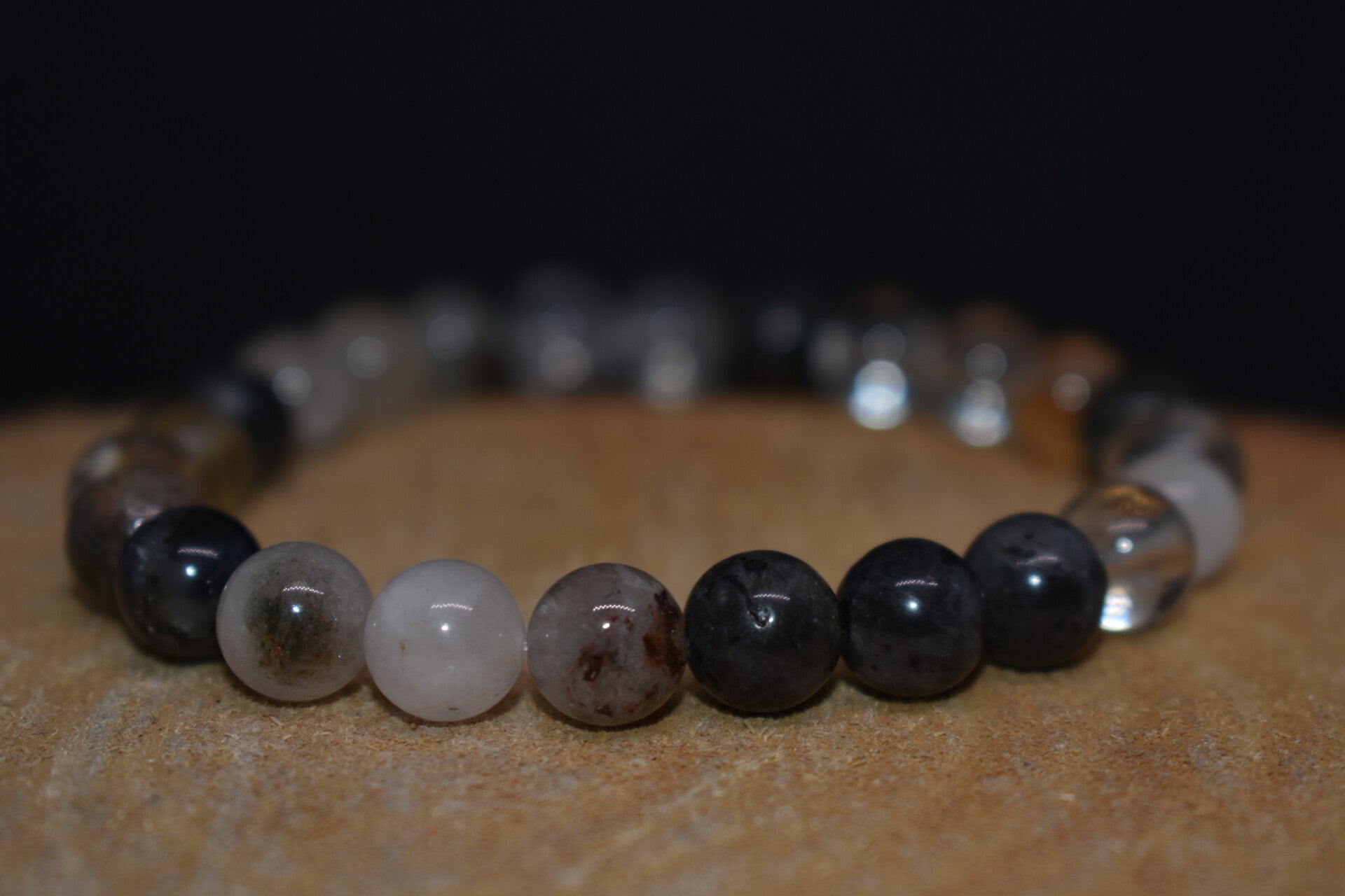 Voile des Mondes – Quartz chlorite & Larvikite