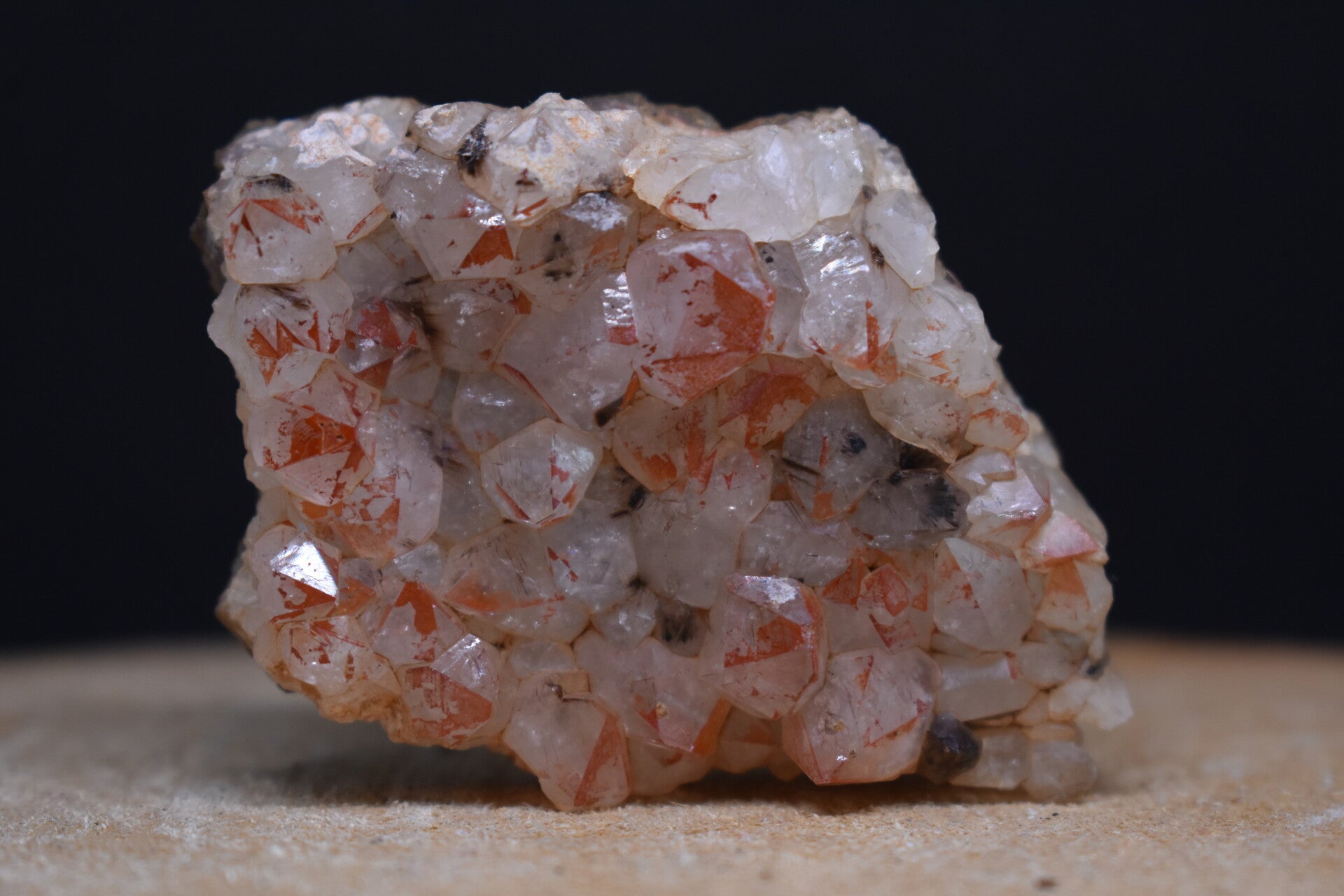 Quartz hématoïde à inclusions de tourmaline noire 84g