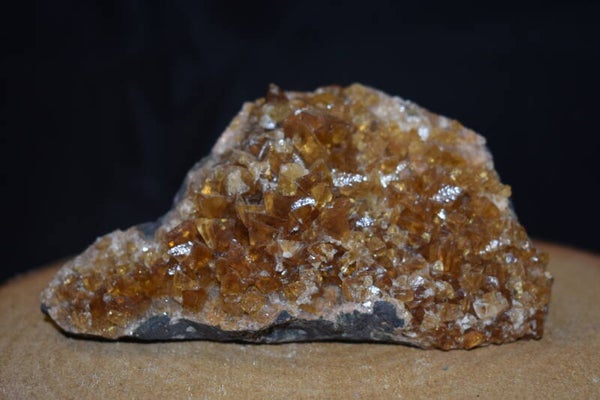 Calcite Miel sur Basalte : 334g