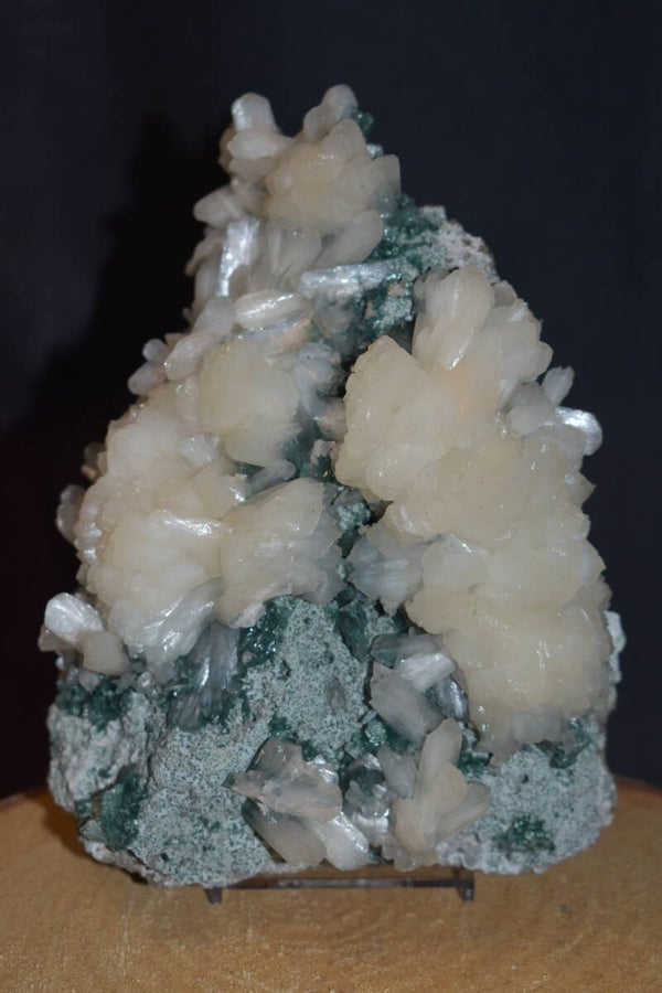 Géode Stilbite Blanche Apophyllite sur matrice d'okenite : 750g