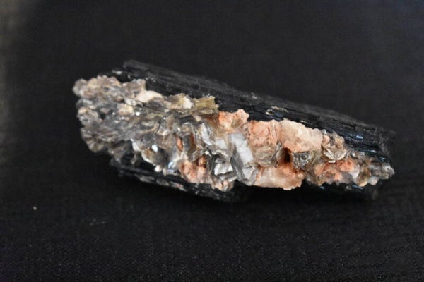 Tourmaline noire brute avec mica naturel du Brésil