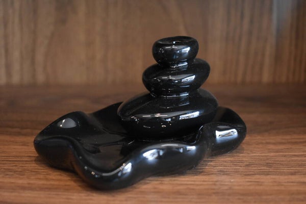 Porte-encens Backflow en céramique – Fontaine Pierre Zen – Noir – 8 cm