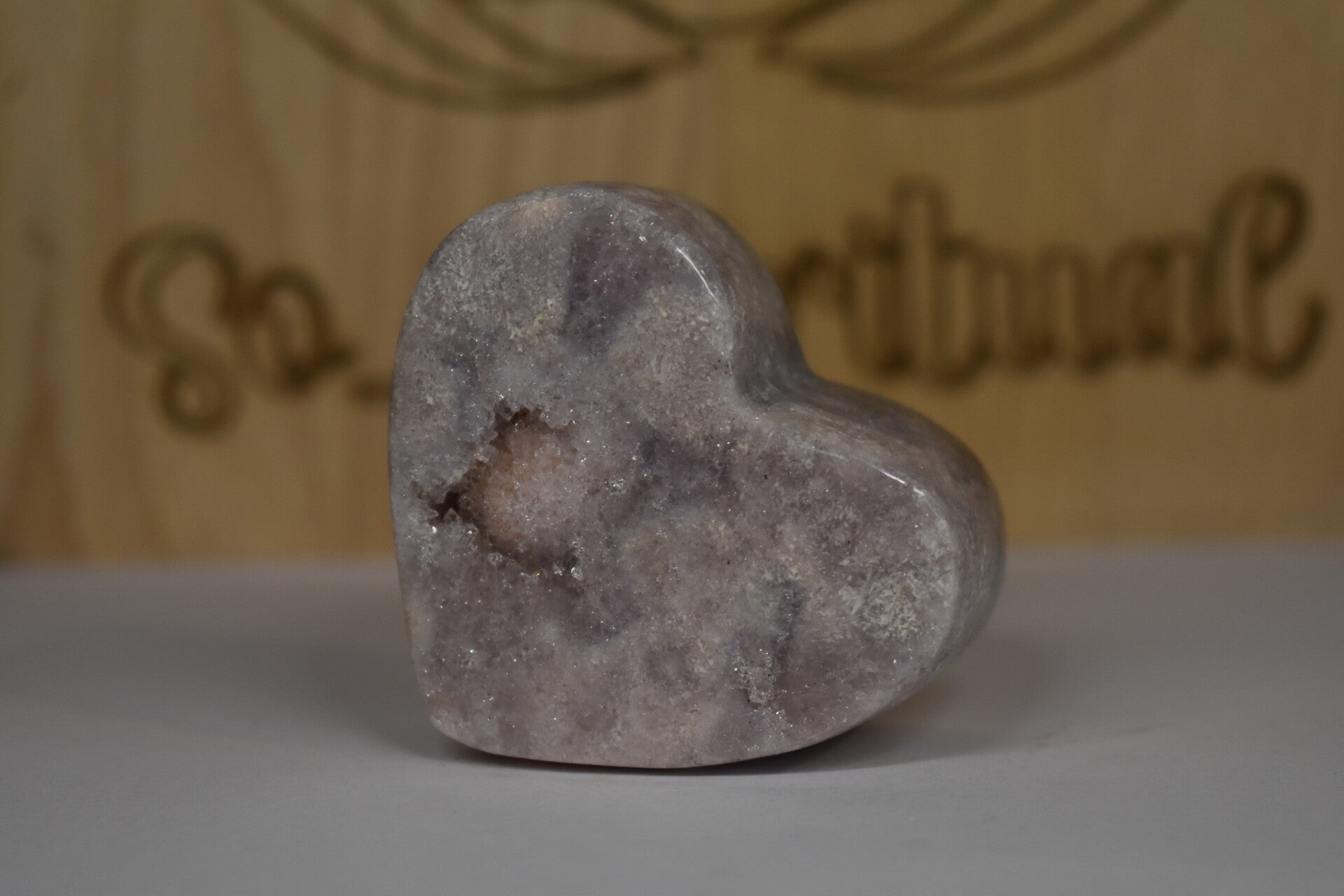 Cœur en Lépidolite avec cavité cristallisée