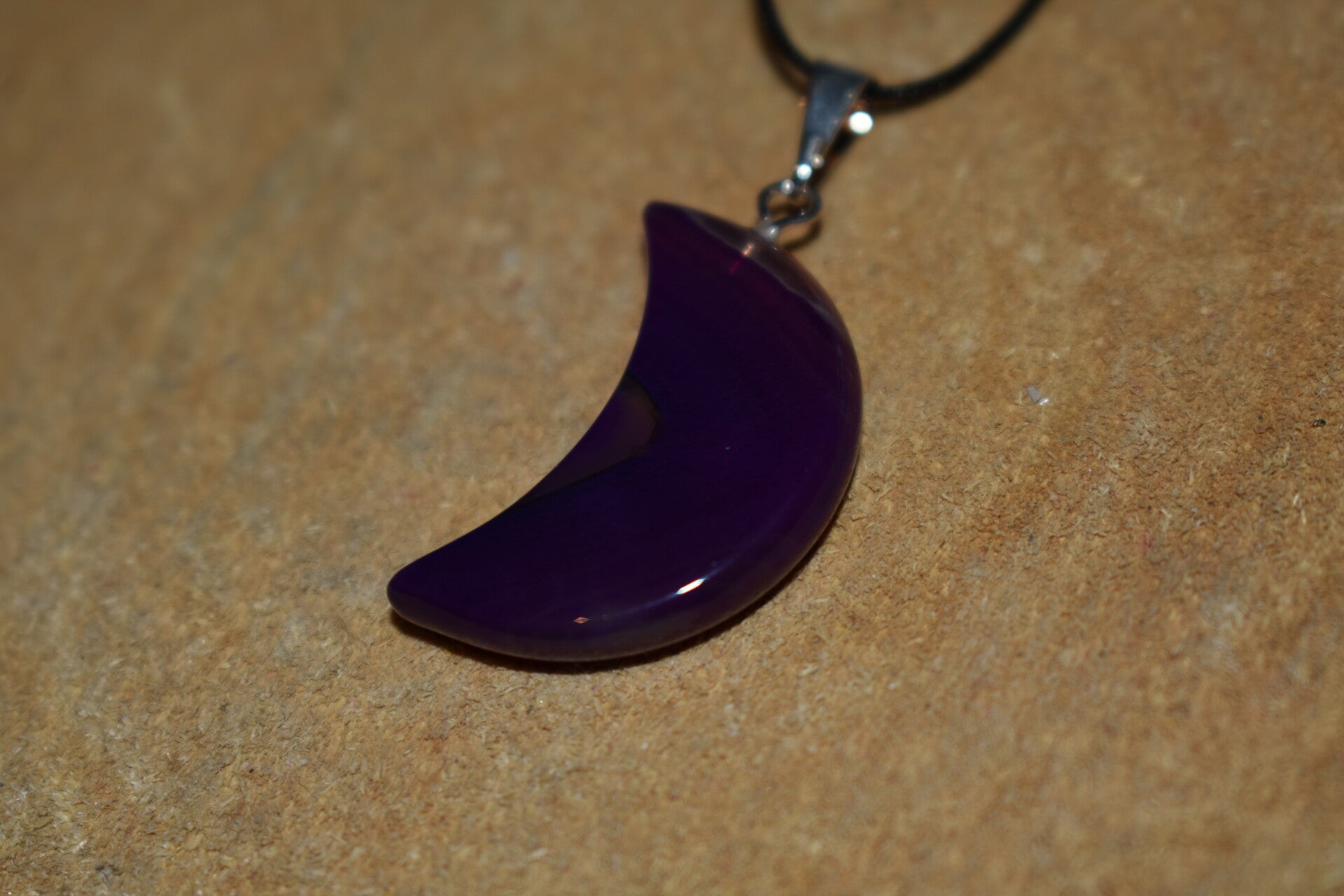 Pendentif Lune en Agate violette (teintée)