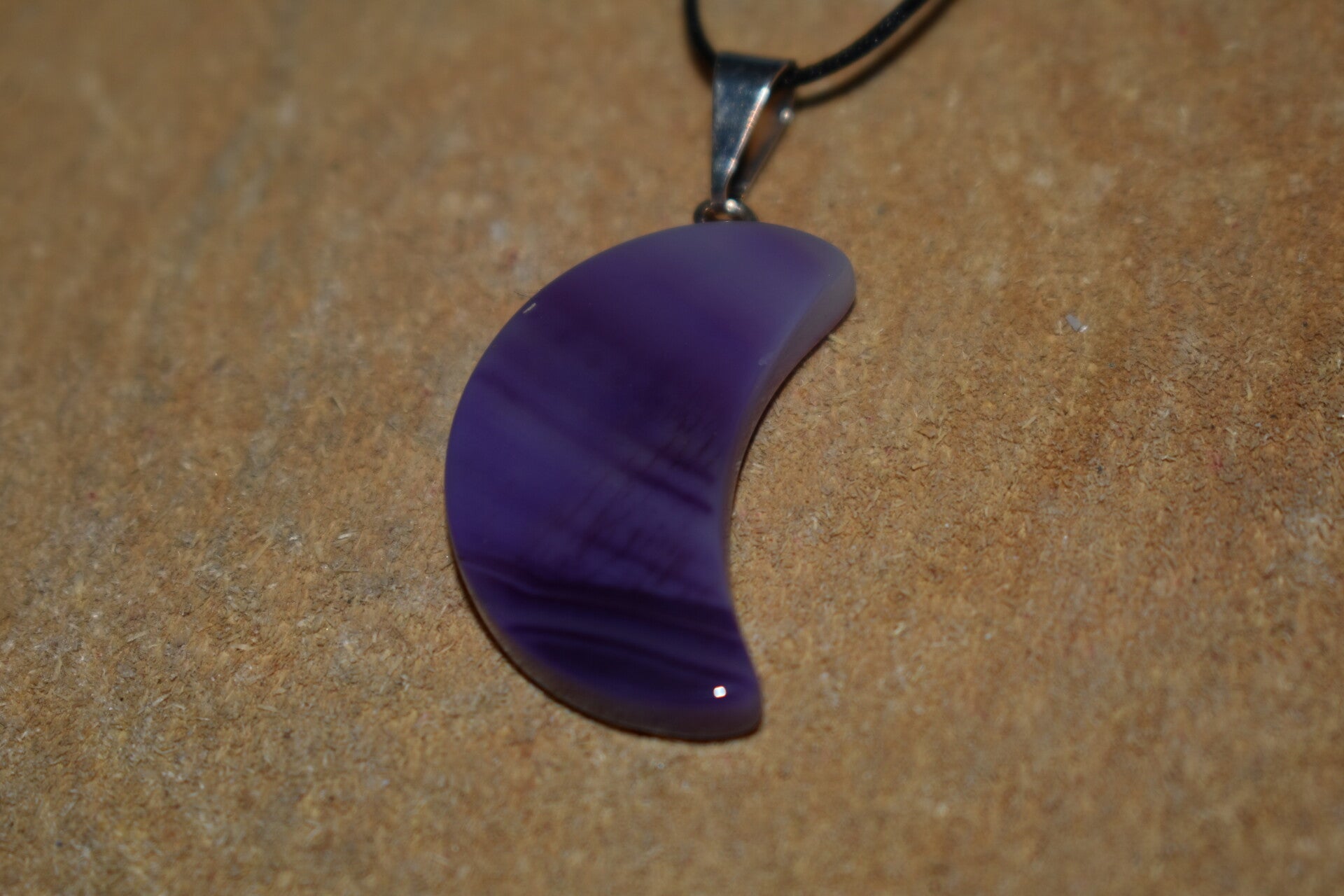 Pendentif Lune en Agate violette (teintée)