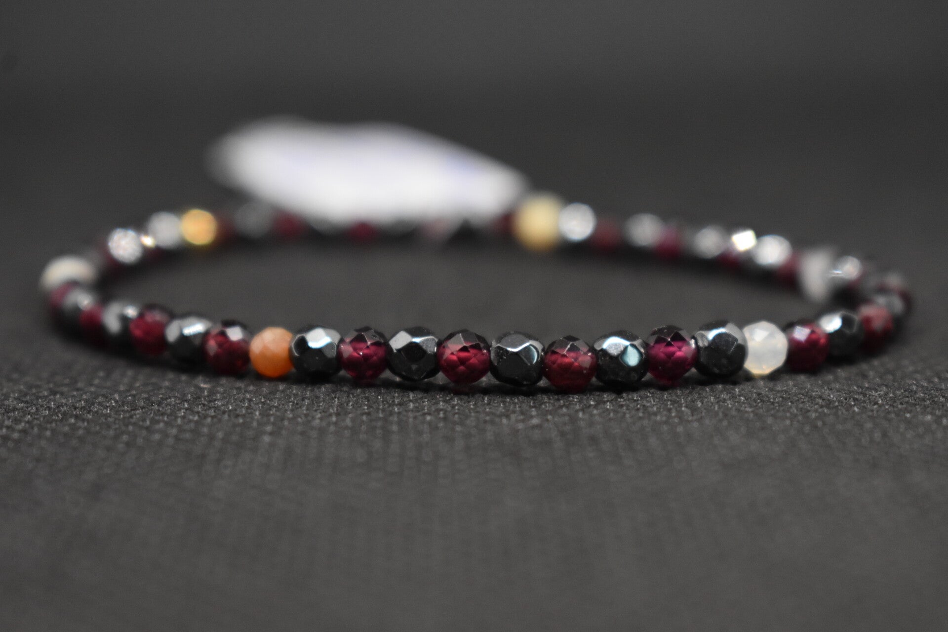 Bracelet Flamme Intérieure – Grenat rouge, Hématite & Opale jaune (4 mm)