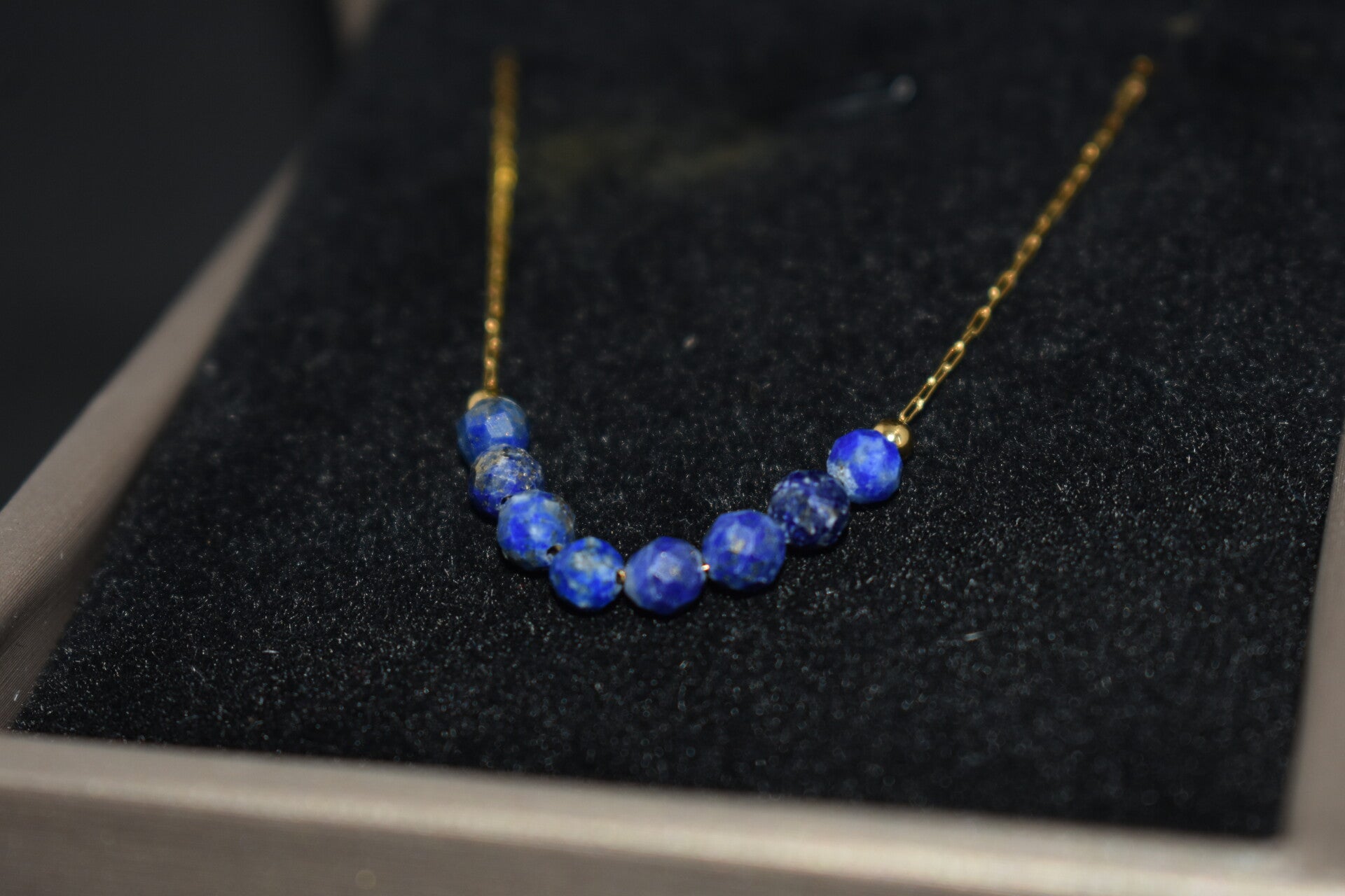 Collier en Lapis-Lazuli – Plaqué Or – Perles Facettées