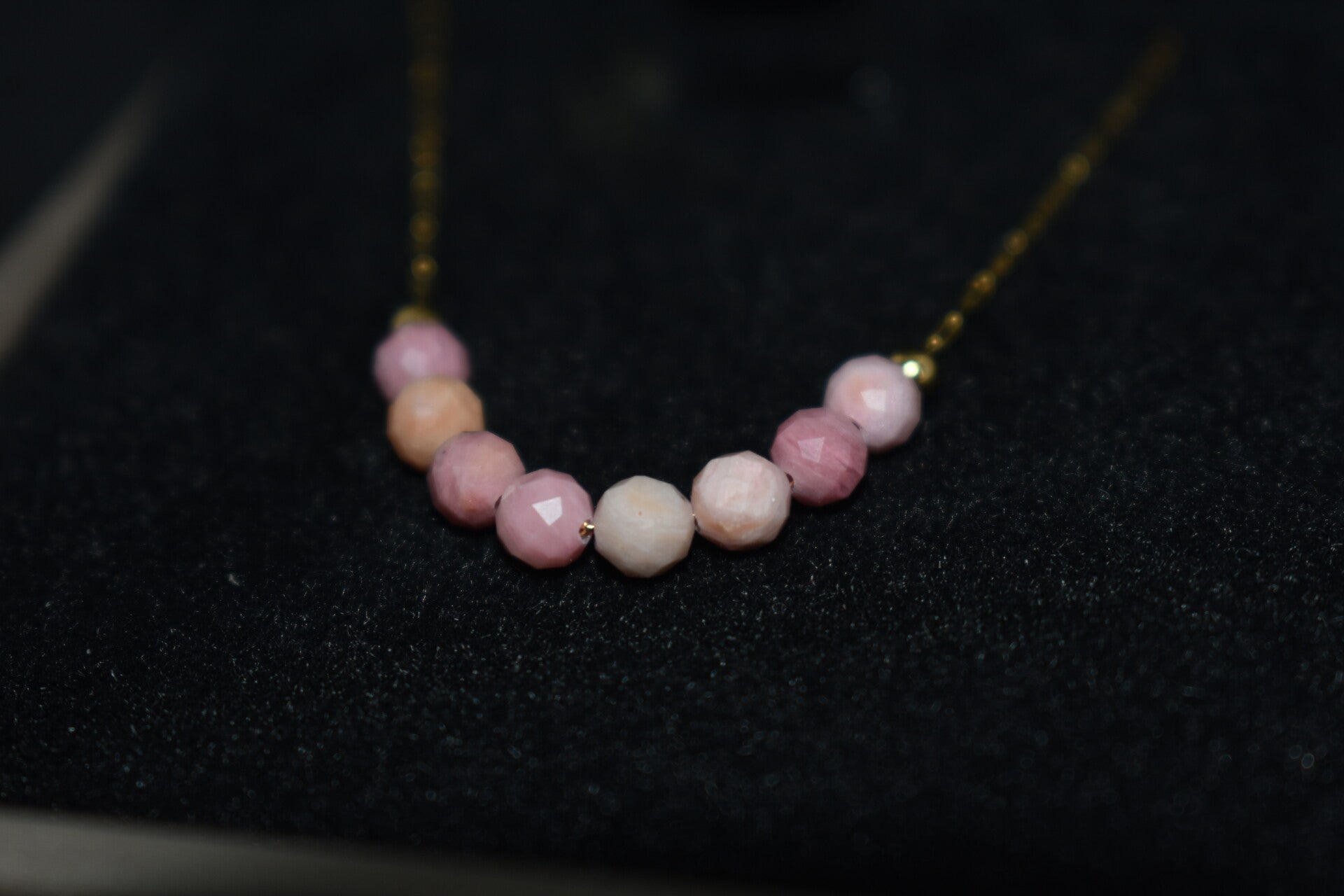 Collier en Rhodonite – Plaqué Or – Perles Facettées