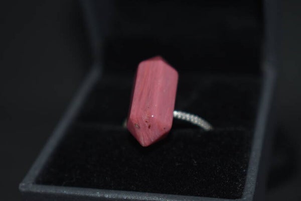 Bague en Rhodonite – Argent 925 – Réglable – Forme Pointe