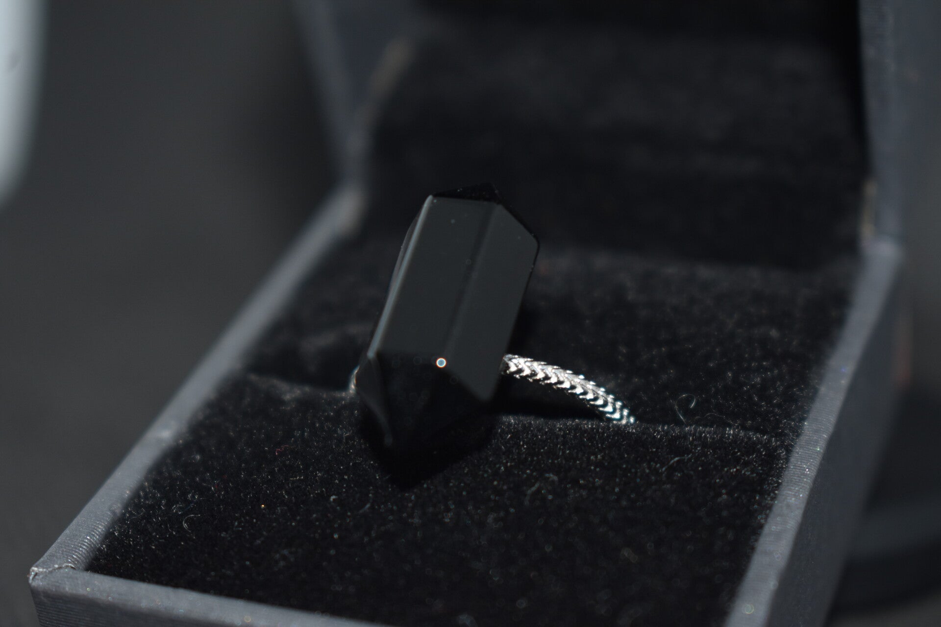 Bague en Obsidienne Noire – Argent 925 – Réglable – Forme Pointe