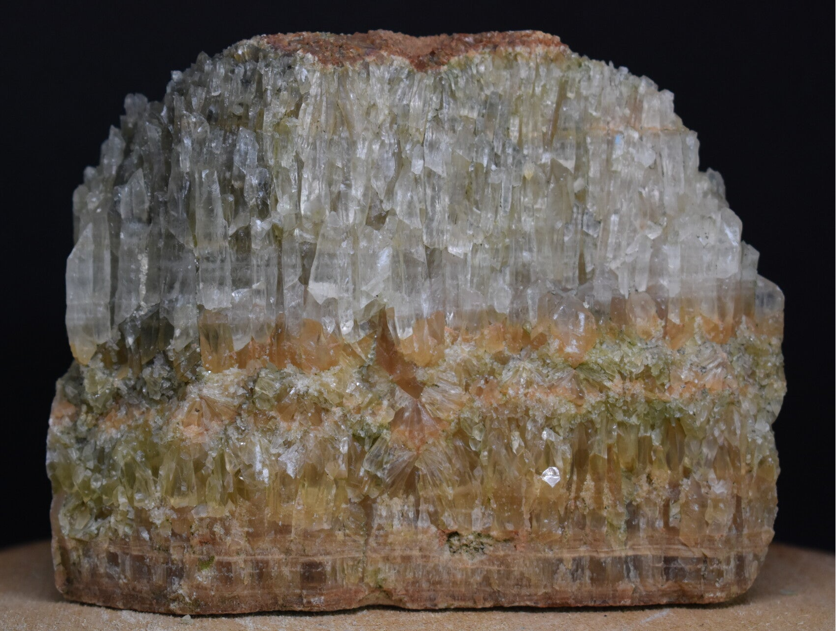 Stilbite et Apophyllite sur matrice 1,426 kg