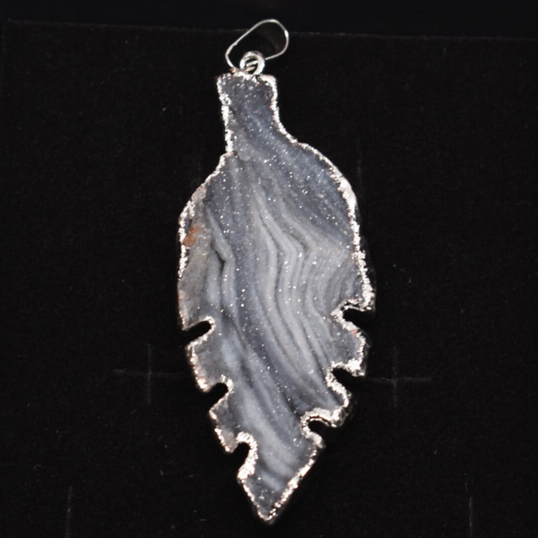 Pendentif Calcédoine scintillante – Forme feuille – Plaqué argent