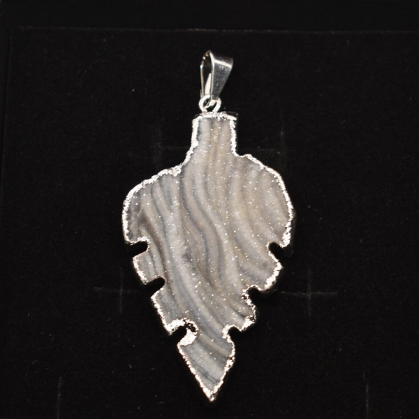 Pendentif Calcédoine scintillante – Forme feuille – Plaqué argent