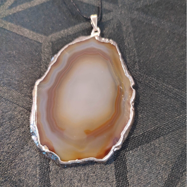 Pendentif tranche d’Agate naturelle du Brésil – Crème & caramel