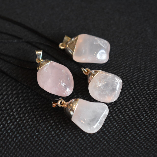 Pendentif Quartz Rose avec cordon