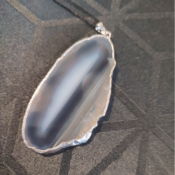 Pendentif tranche d’Agate naturelle du Brésil – Gris bleuté & noir