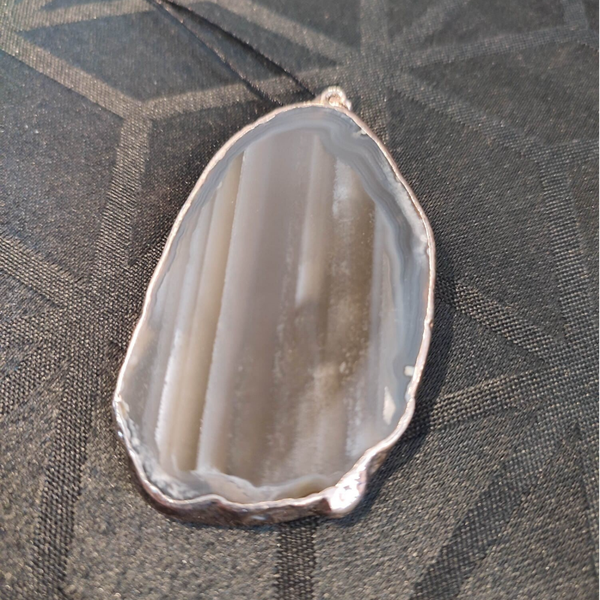 Pendentif tranche d’Agate naturelle du Brésil – Gris perle & taupe