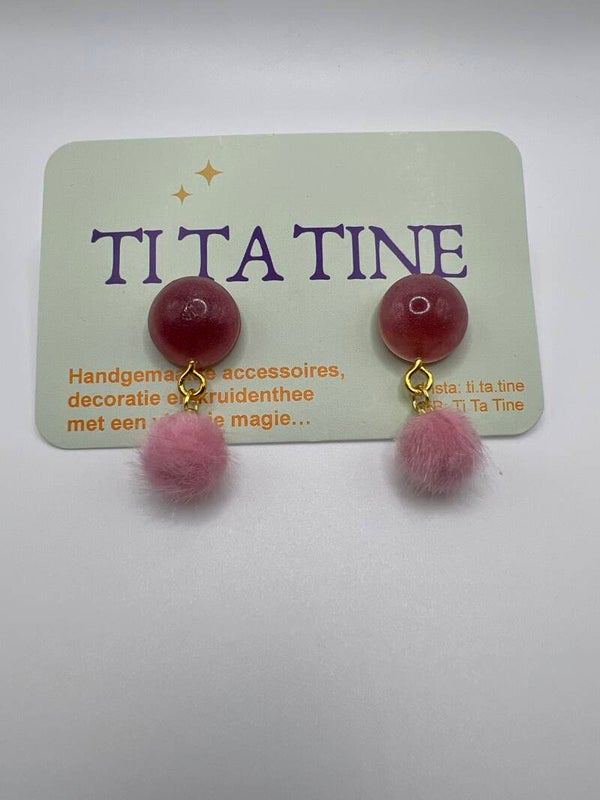 Roze oorstekers met pluche bolletje