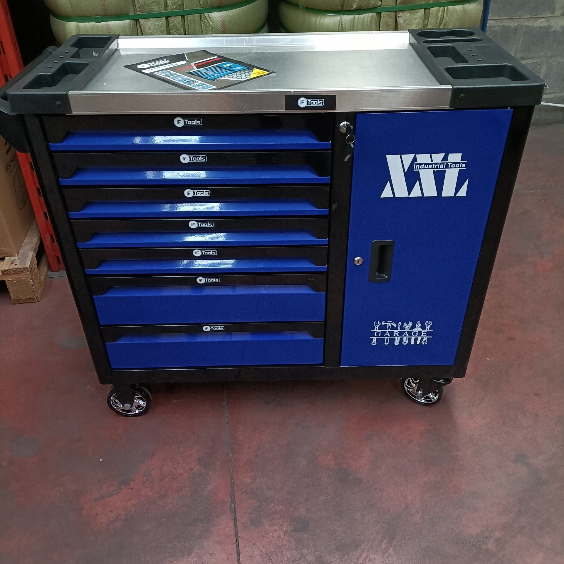 Servante d'atelier pro, xxl , très large, 7 tiroirs pleins, clé dynamo, douilles de chocs, ext..