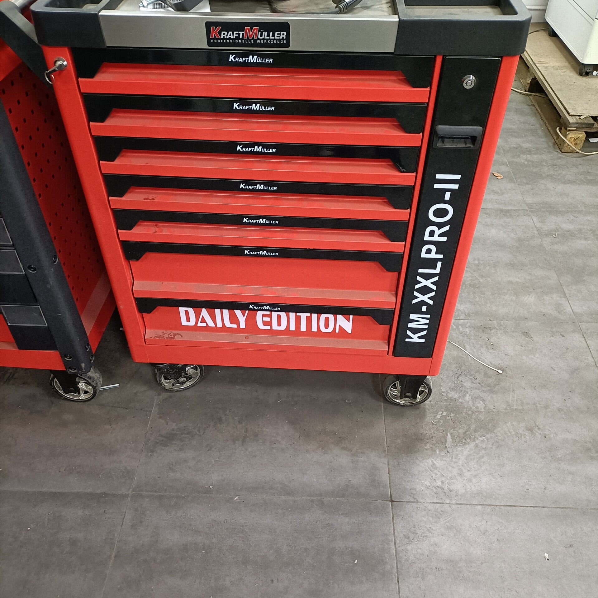 Servante d'atelier pro, xxl , 8 tiroirs, 7 pleins, clé dynamo.